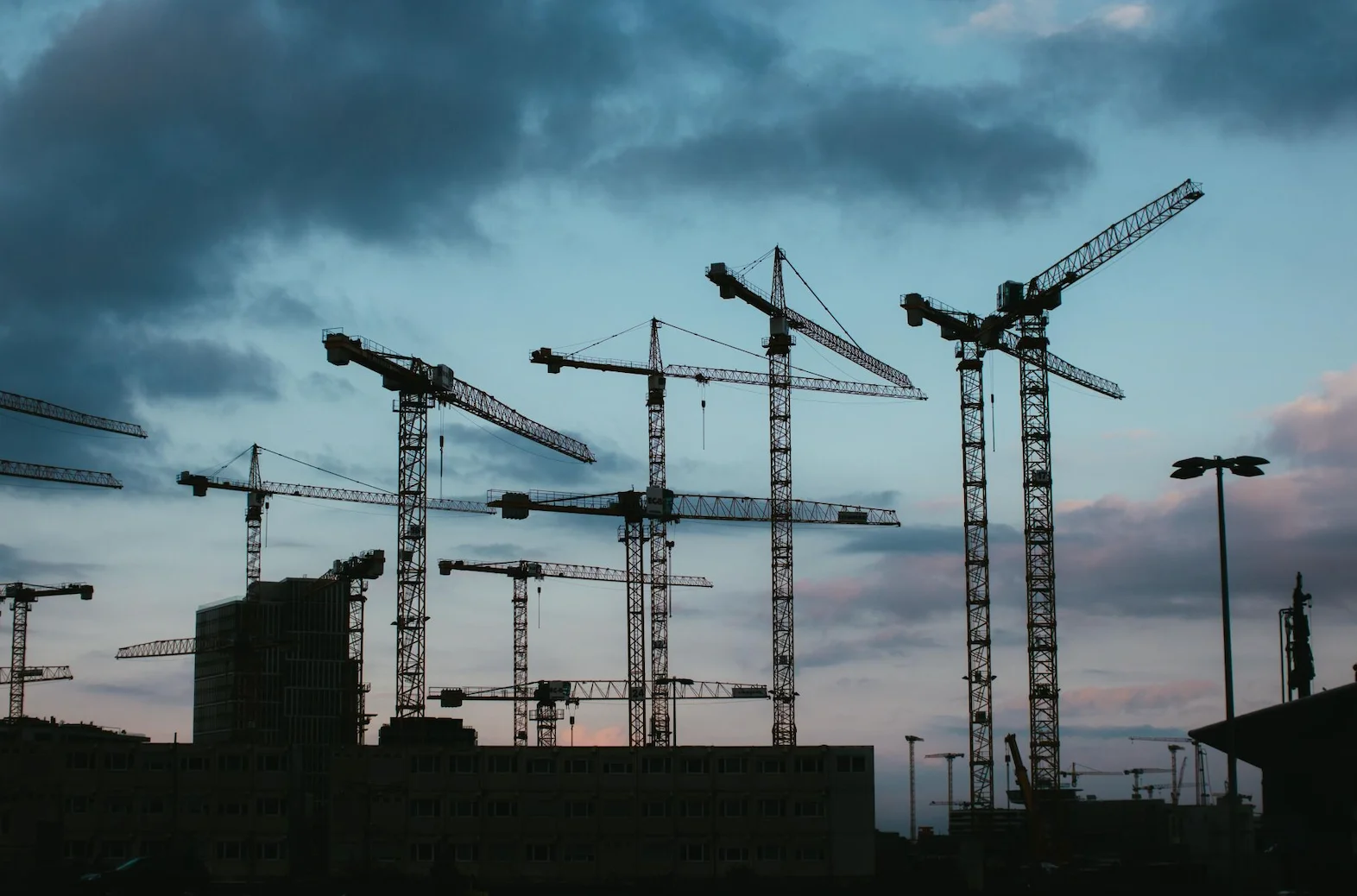 Understanding the Impact of Market Trends on Construction Financing